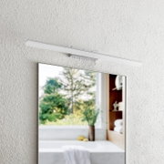 LED-Wandleuchte über einem Spiegel, seitliche Perspektive