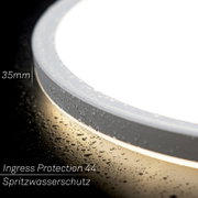 Close-up schuin bovenaanzicht van een ronde LED-inbouwspot met waterdruppels, IP44 spatwaterdicht, 35 mm inbouwdiepte