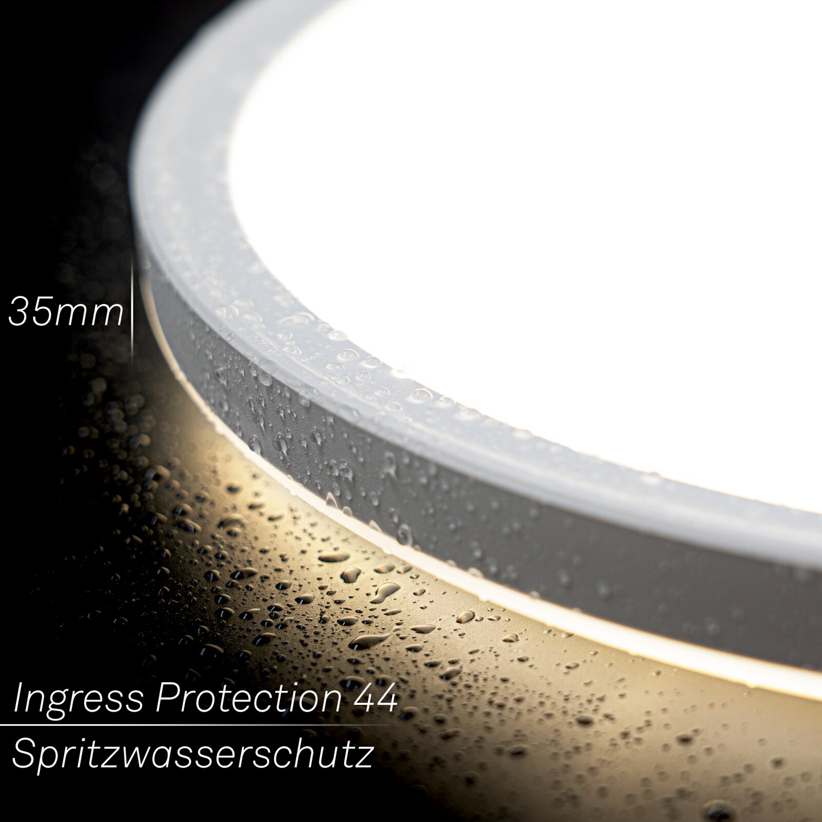 Close-up schuin bovenaanzicht van een ronde LED-inbouwspot met waterdruppels, IP44 spatwaterdicht, 35 mm inbouwdiepte
