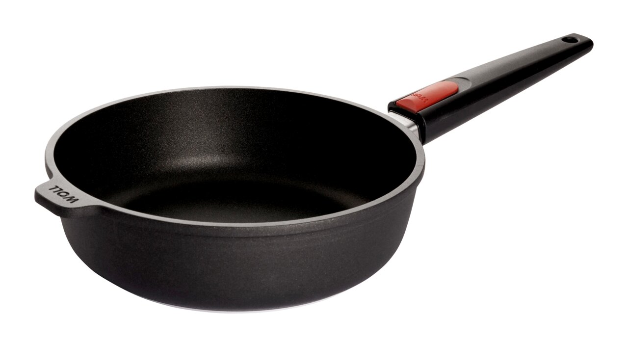 Guss-Hochrandpfanne 24cm Nowo, seitliche Perspektive mit langem Griff und Ausguss.