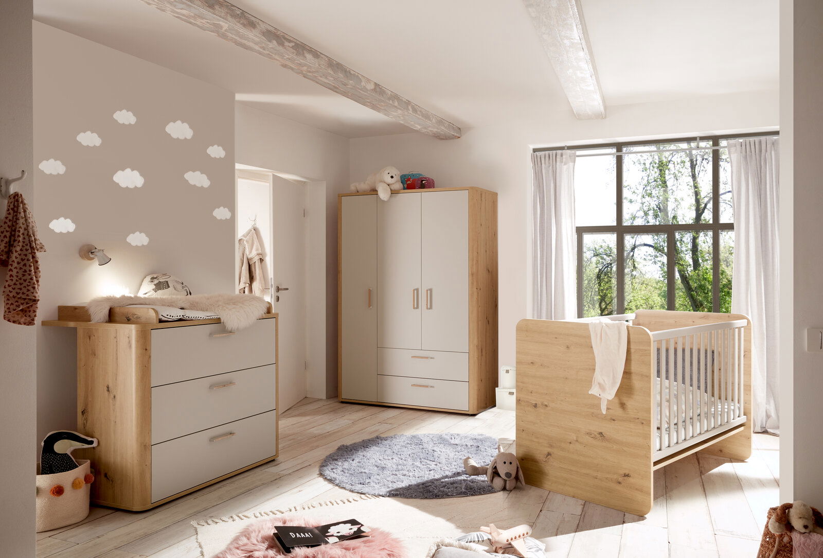 MyBaby Babyzimmer-Set LILLY Gemütliches Babyzimmer mit Holzmöbeln, bestehend aus einem Kleiderschrank, einer Wickelkommode und einem Babybett, aus der Perspektive von der Zimmertür aus gesehen.