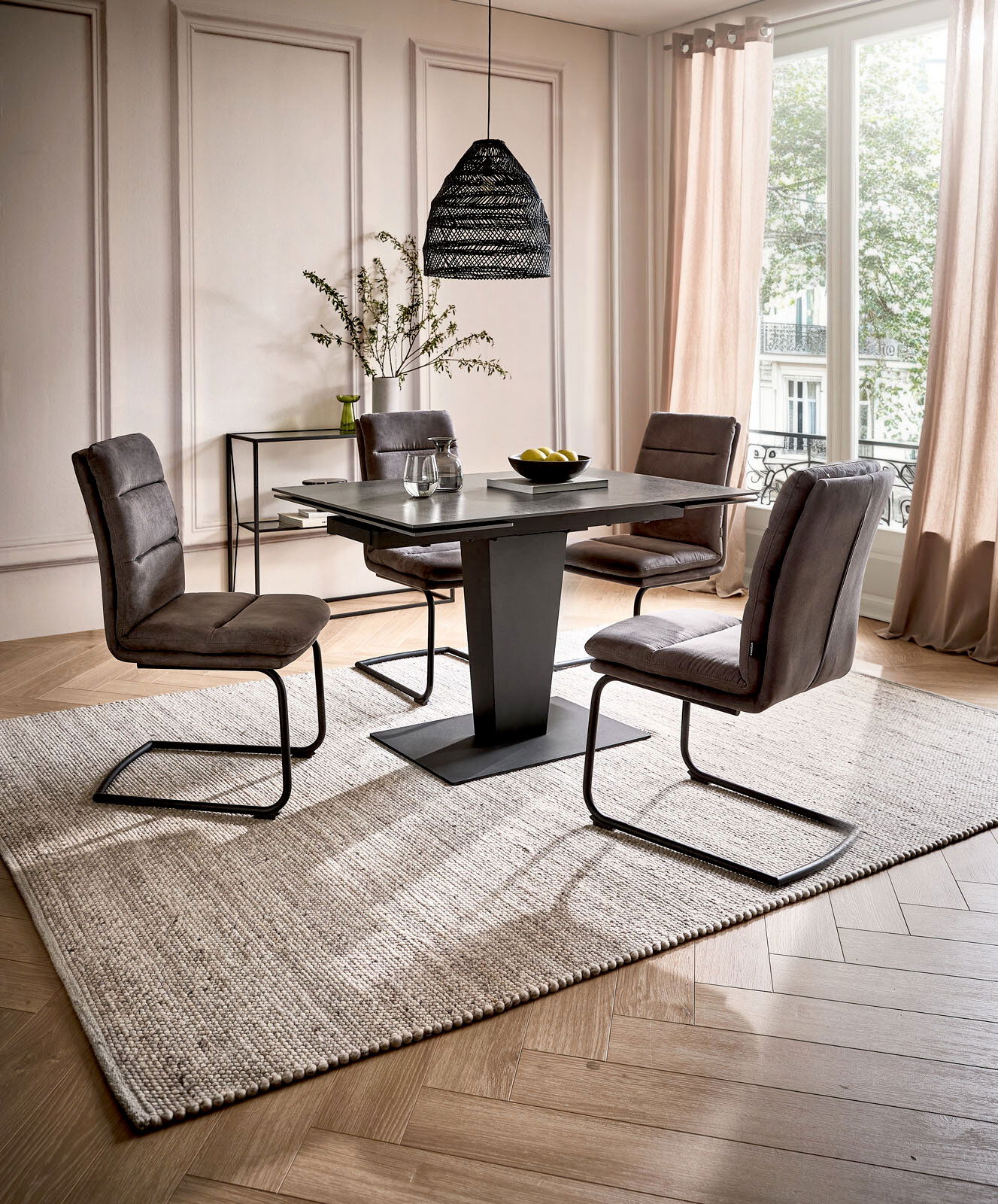 Moderner Esstisch mit vier Stühlen in einem stilvoll eingerichteten Raum, seitliche Perspektive