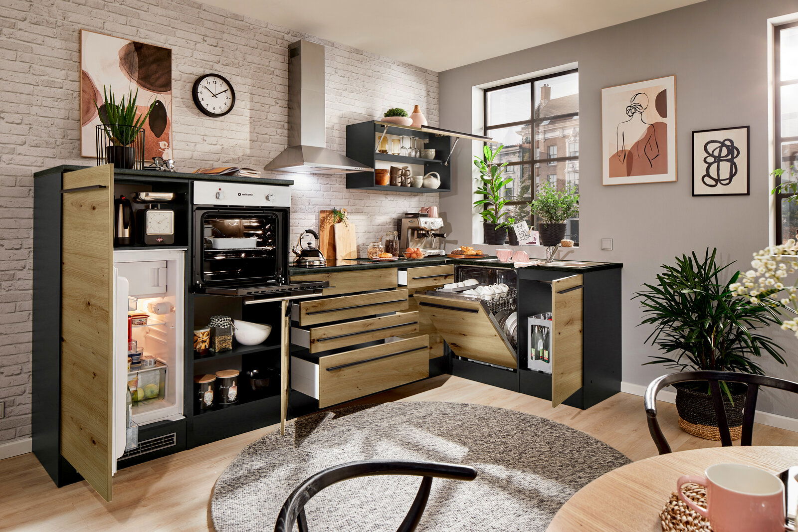 Moderne Küche mit Eckunterschrank in Holzoptik, offene Schubladen und Geräte, seitliche Perspektive