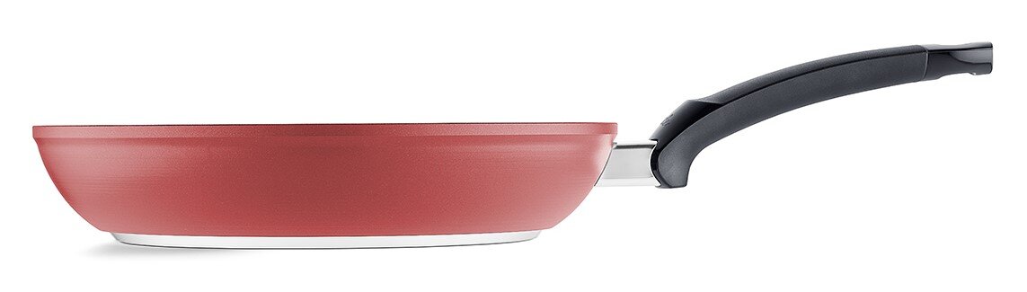 Seitenansicht einer roten Bratpfanne Levital+ Red Classic 24cm mit schwarzem Griff.