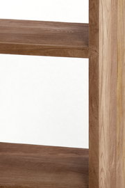 Nahaufnahme eines hölzernen Standregals aus seitlicher Perspektive