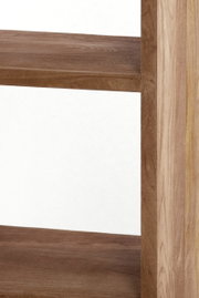 Nahaufnahme eines hölzernen Standregals aus seitlicher Perspektive