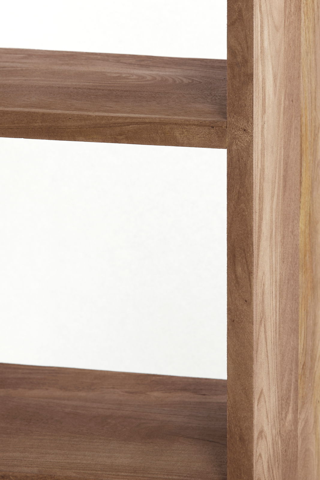 Nahaufnahme eines hölzernen Standregals aus seitlicher Perspektive