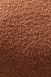 Nahaufnahme einer braunen, strukturierten Stoffoberfläche, vermutlich von einer Zierkissenhülle.