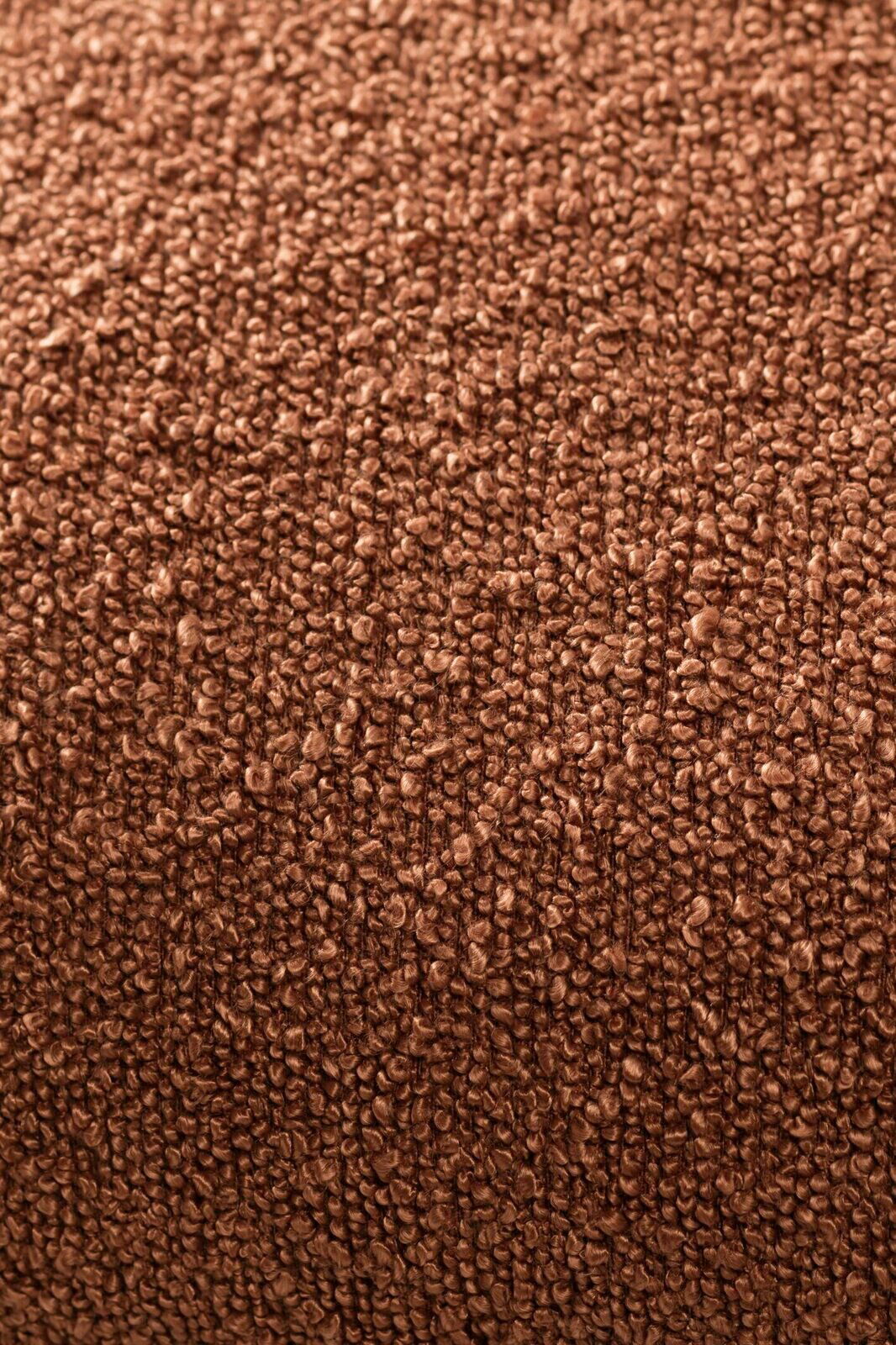 Nahaufnahme einer braunen, strukturierten Stoffoberfläche, vermutlich von einer Zierkissenhülle.