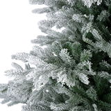 Nahaufnahme eines künstlichen Weihnachtsbaums mit schneebedeckten Zweigen, seitliche Perspektive.