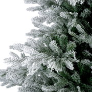 Nahaufnahme eines künstlichen Weihnachtsbaums mit schneebedeckten Zweigen, seitliche Perspektive.