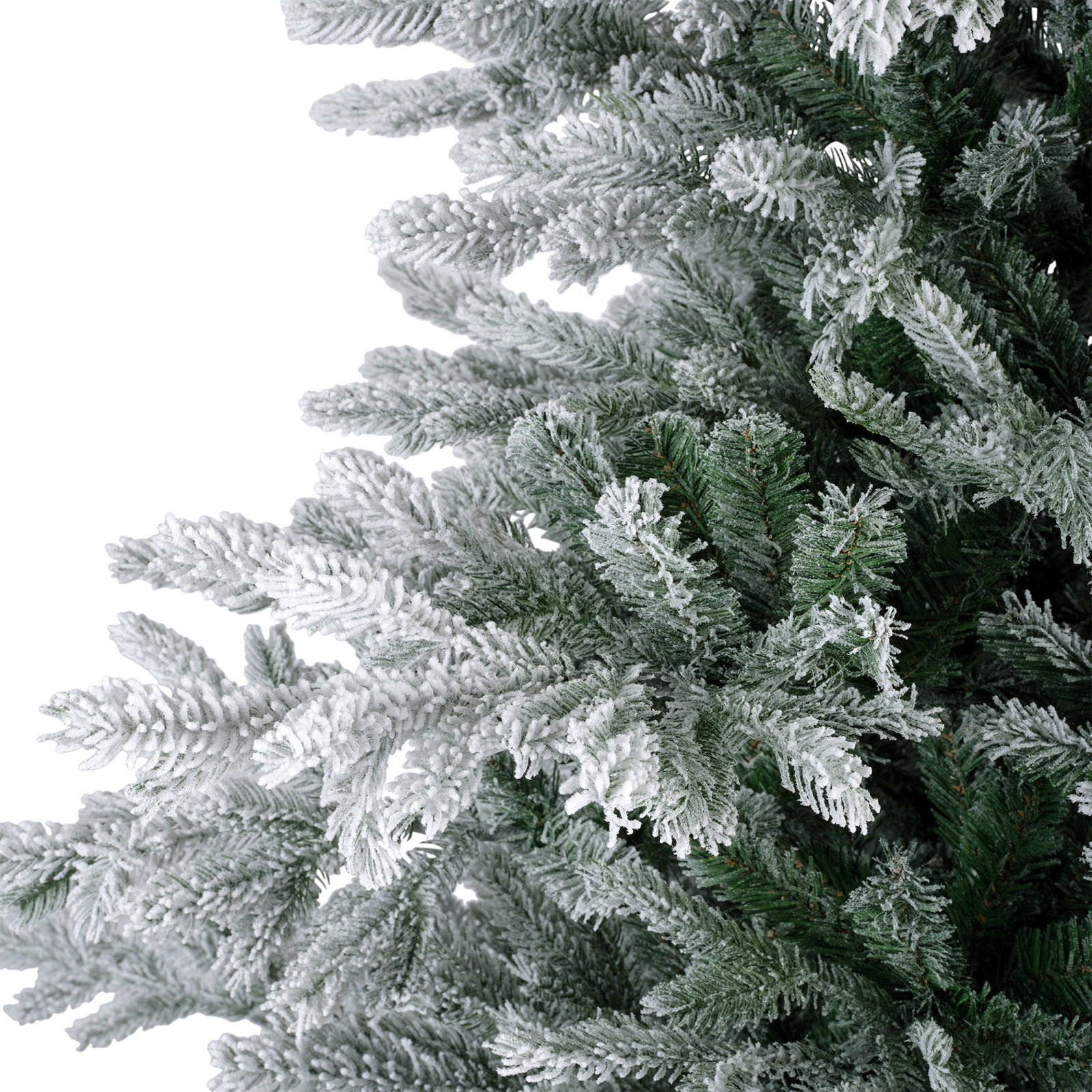 Nahaufnahme eines künstlichen Weihnachtsbaums mit schneebedeckten Zweigen, seitliche Perspektive.