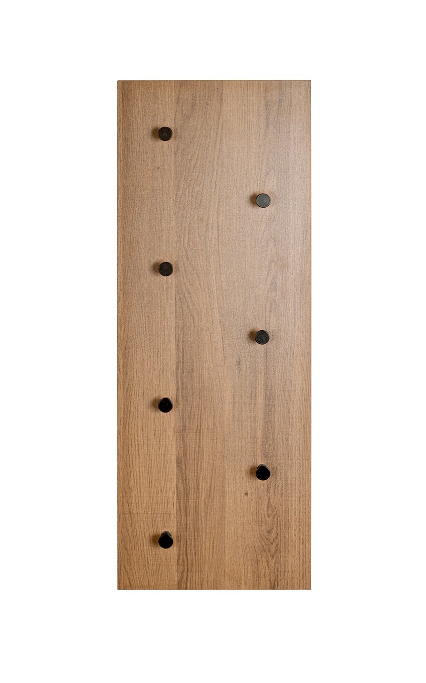 Rechteckiges Holzpaneel in warmer Eichenoptik mit sieben runden schwarzen Haken/Knöpfen, frontal von vorne in gerader Perspektive fotografiert.
