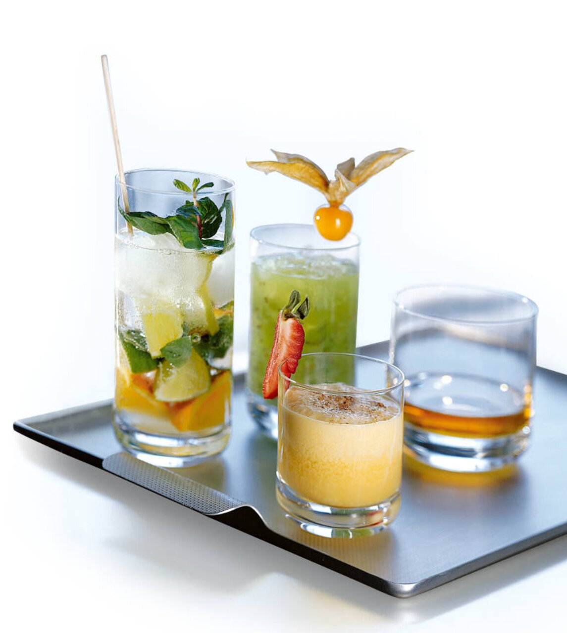 Verschiedene Longdrinkgläser auf einem Tablett, gefüllt mit bunten Getränken und dekoriert mit Früchten, aus der Seitenperspektive fotografiert.