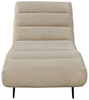 Beige gepolsterter Loungesessel mit strukturiertem Stoffbezug, horizontaler Steppung und schlanken schwarzen Metallbeinen in frontaler Perspektive