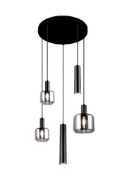Moderne hanglamp met vijf hangende lampen in verschillende vormen en maten, van zwart metaal en helder glas, gezien van onderaf.