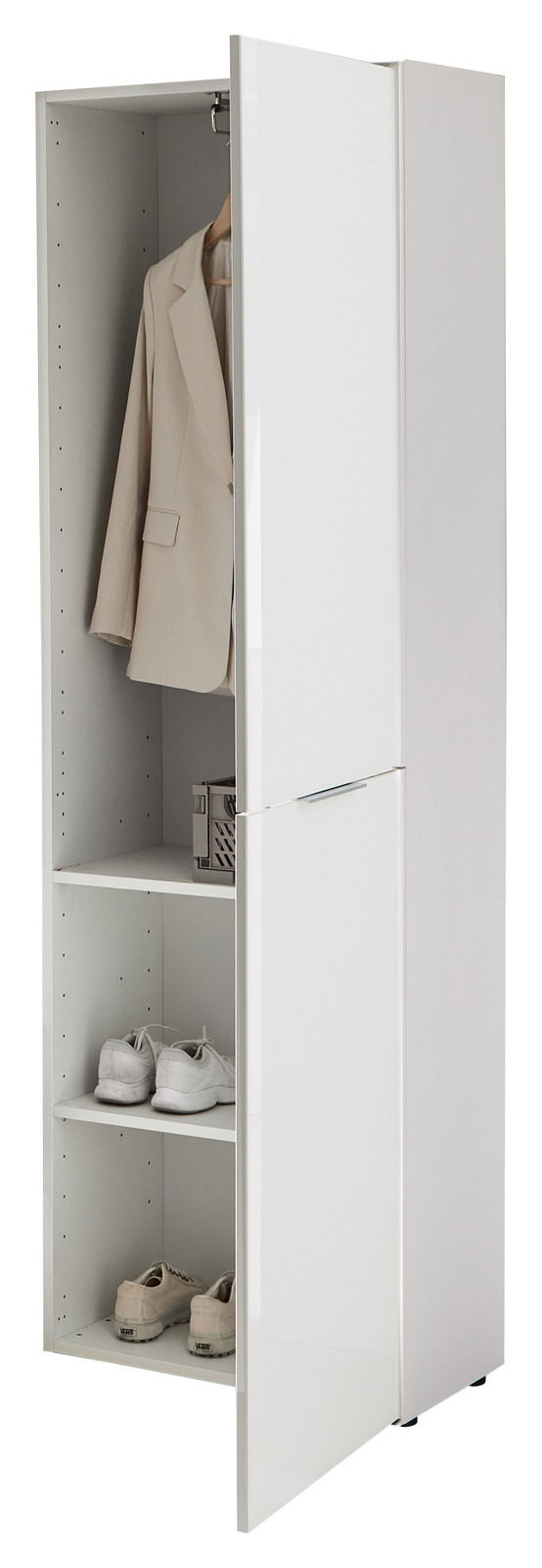 Weißer Stauraumschrank mit geöffneter Tür, zeigt einen hängenden Anzug und Regale mit Schuhen, seitliche Perspektive.