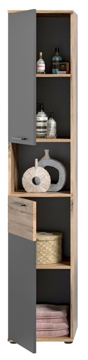 Hochschrank mit grauen Türen und Holzrahmen, teilweise geöffnet, gefüllt mit dekorativen Gegenständen und Handtüchern, Frontalansicht