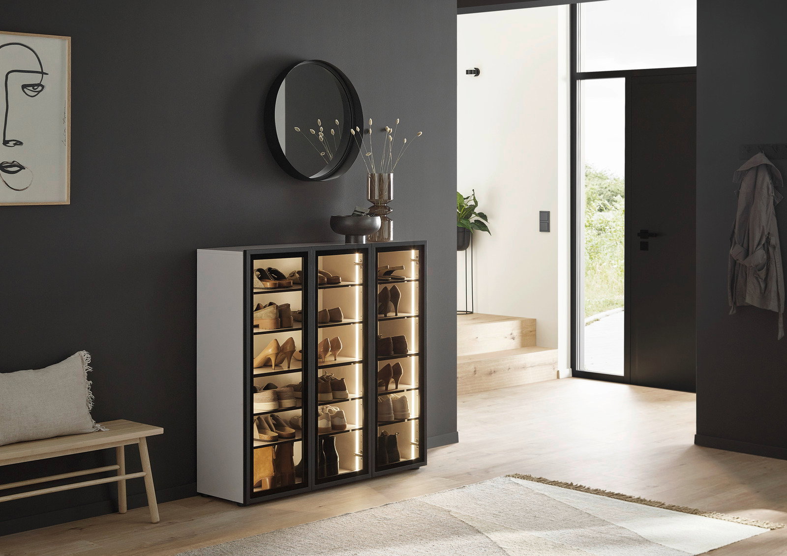 Voleo Schuhschrank-Vitrine Moderner Schuhschrank mit Glastüren und Beleuchtung, seitliche Perspektive