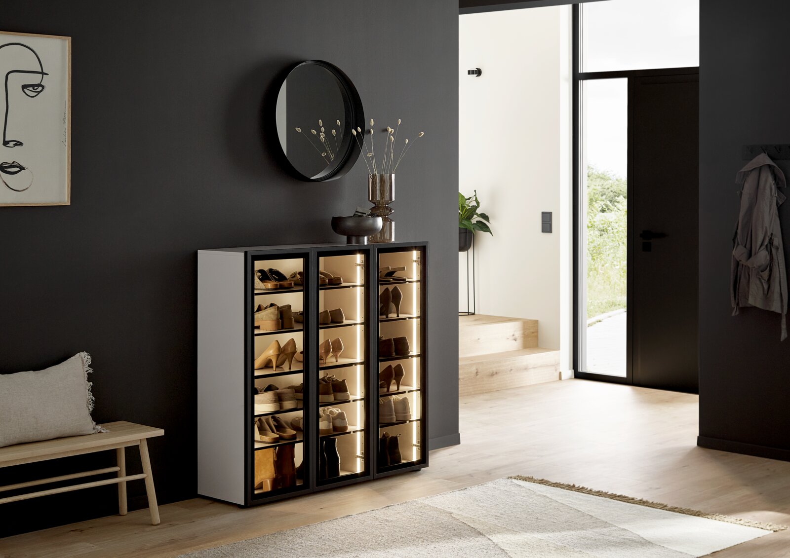 Voleo Schuhschrank-Vitrine KIARA Moderner Schuhschrank mit Glastüren und Beleuchtung, seitliche Perspektive