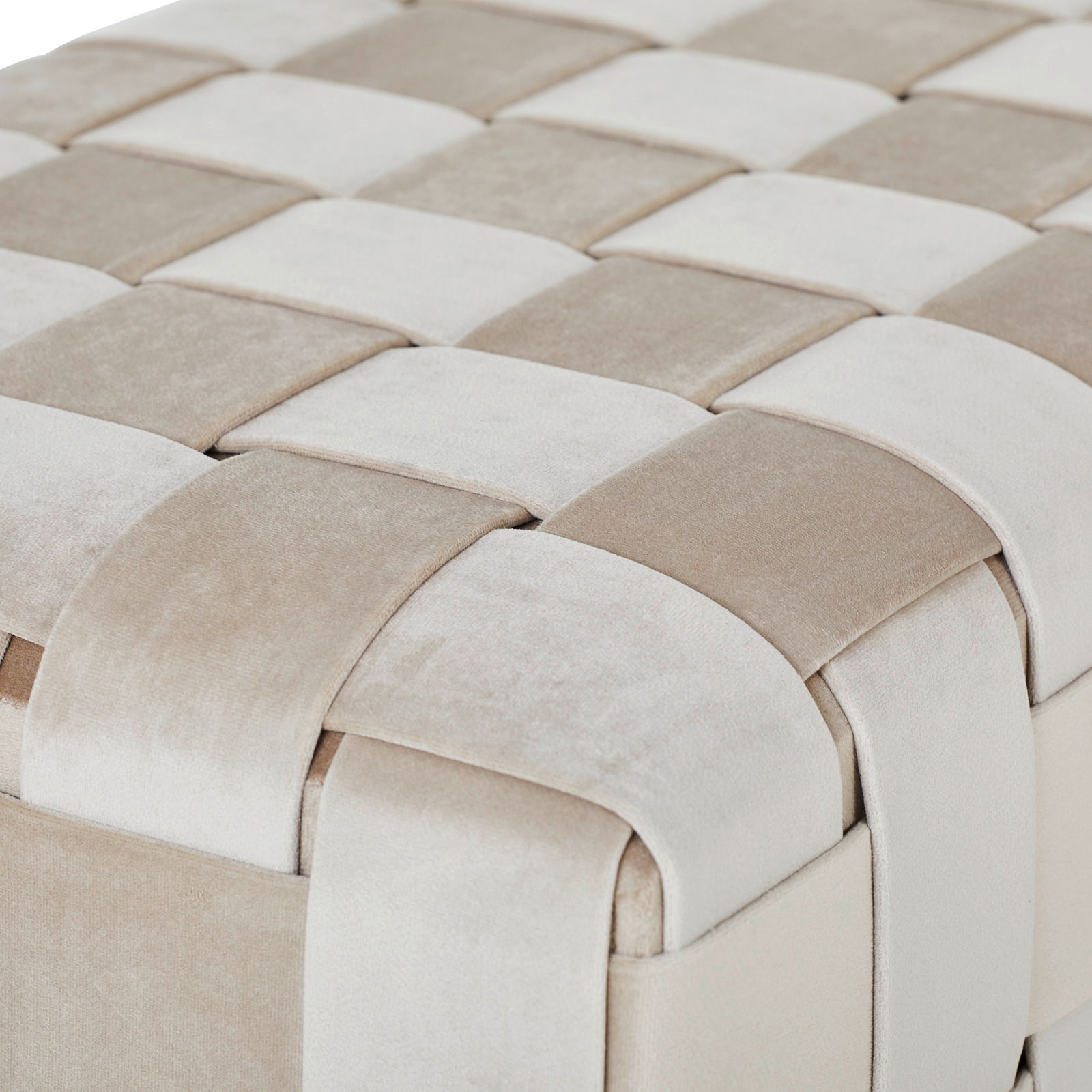 Nahaufnahme einer Hockerbank mit geflochtenem Stoffmuster in Beige- und Cremetönen, aus der Vogelperspektive.