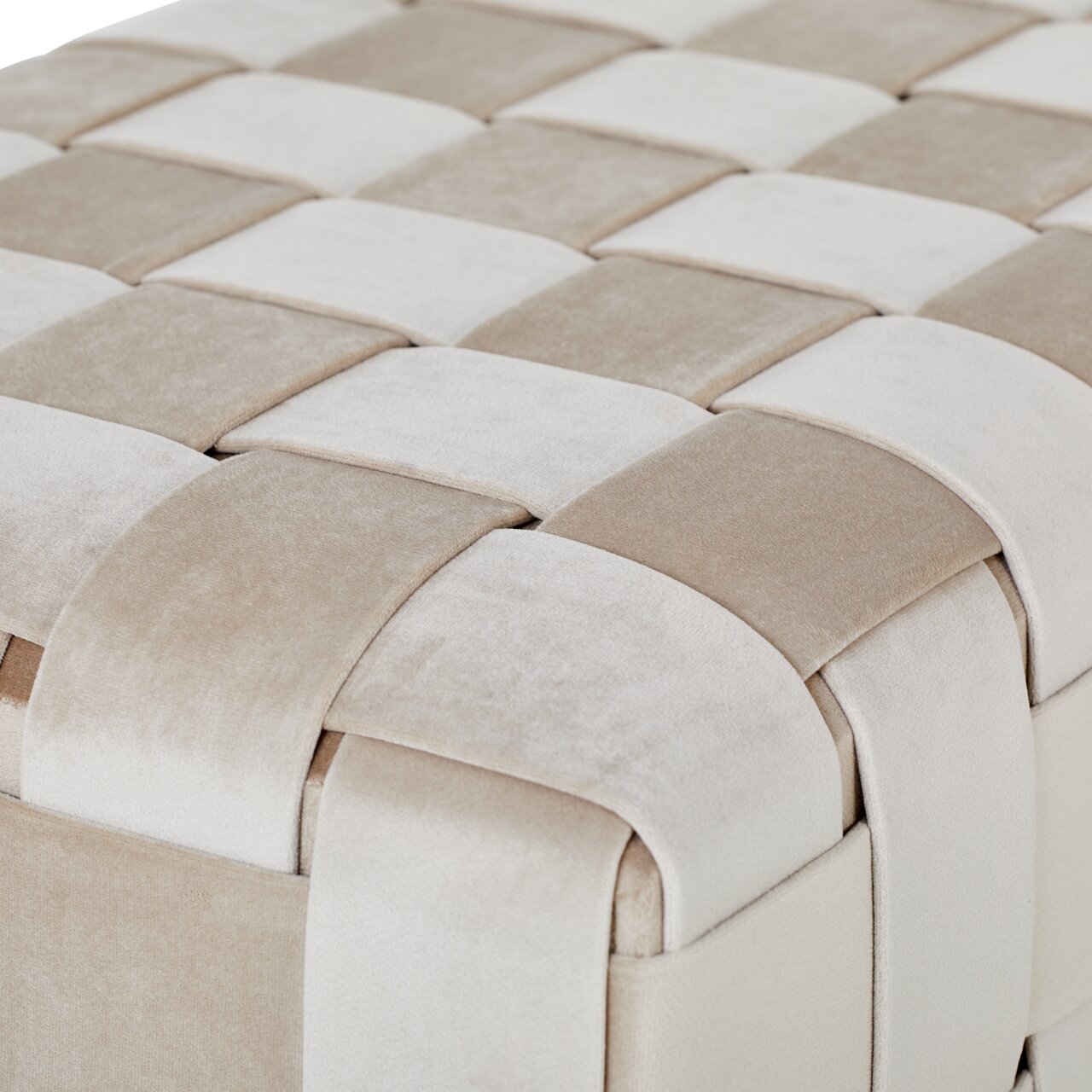 Close-up van een zitbank met een gevlochten patroon in beige- en crèmekleuren, gezien vanuit vogelperspectief.
