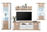 Moderne Wandkombination in Holzoptik mit weißem Akzent, bestehend aus zwei Vitrinen, einem TV-Board und einem Wandregal, frontal abgebildet.
