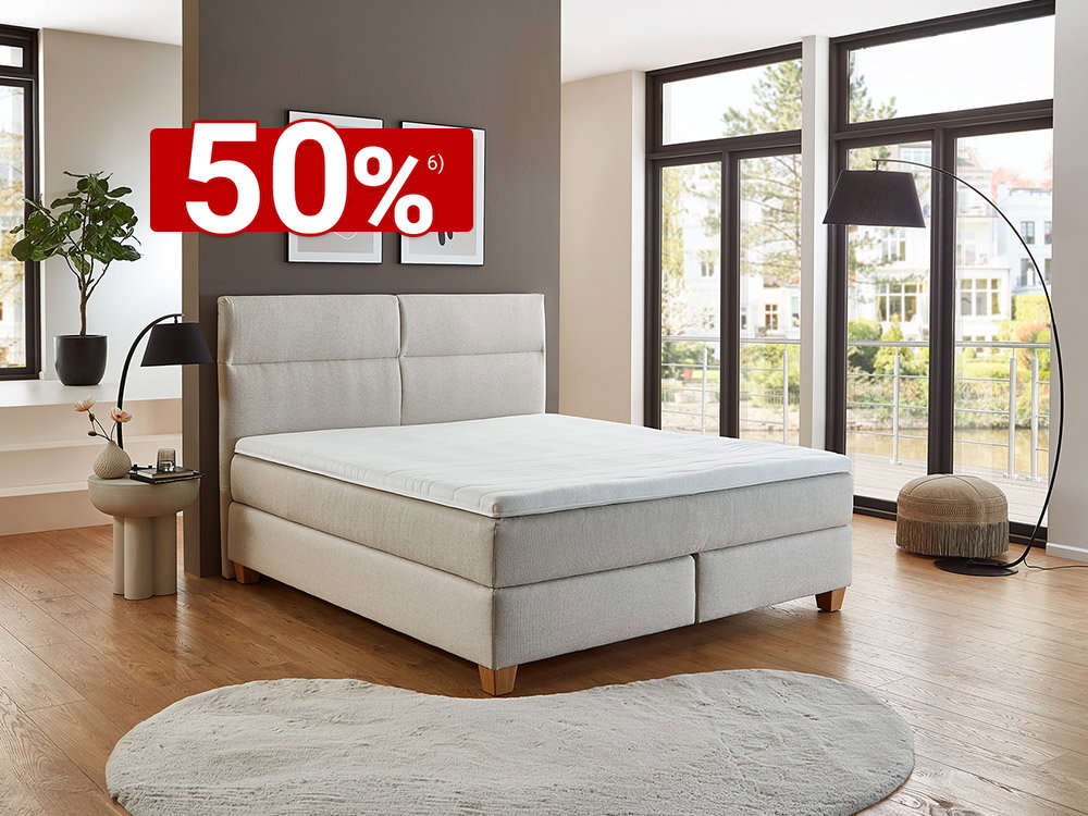 Modernes Schlafzimmer mit Boxspringbett, großen Fenstern, Holzfußboden und minimalistischem Dekor