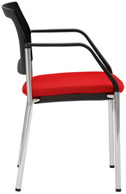 Seitenansicht eines Stapelstuhls mit rotem Sitzpolster, schwarzer Rückenlehne und Armlehnen, sowie silbernen Metallbeinen.
