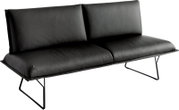 Schwarzes 2-Sitzer-Sofa mit glattem Lederbezug, zwei separaten Rückenlehnen und filigranem Metallgestell, freigestellt vor weißem Hintergrund, in schräger Vorderansicht