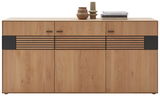 Frontale Ansicht eines modernen Sideboards aus Holz mit dekorativen schwarzen Streifen und zwei Vasen sowie Büchern auf der Oberseite.