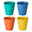 Vier bunte Becher in den Farben Türkis, Blau, Orange und Gelb, aus einer leicht erhöhten Perspektive fotografiert.