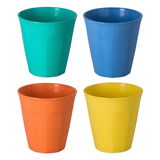 Vier bunte Becher in den Farben Türkis, Blau, Orange und Gelb, aus einer leicht erhöhten Perspektive fotografiert.