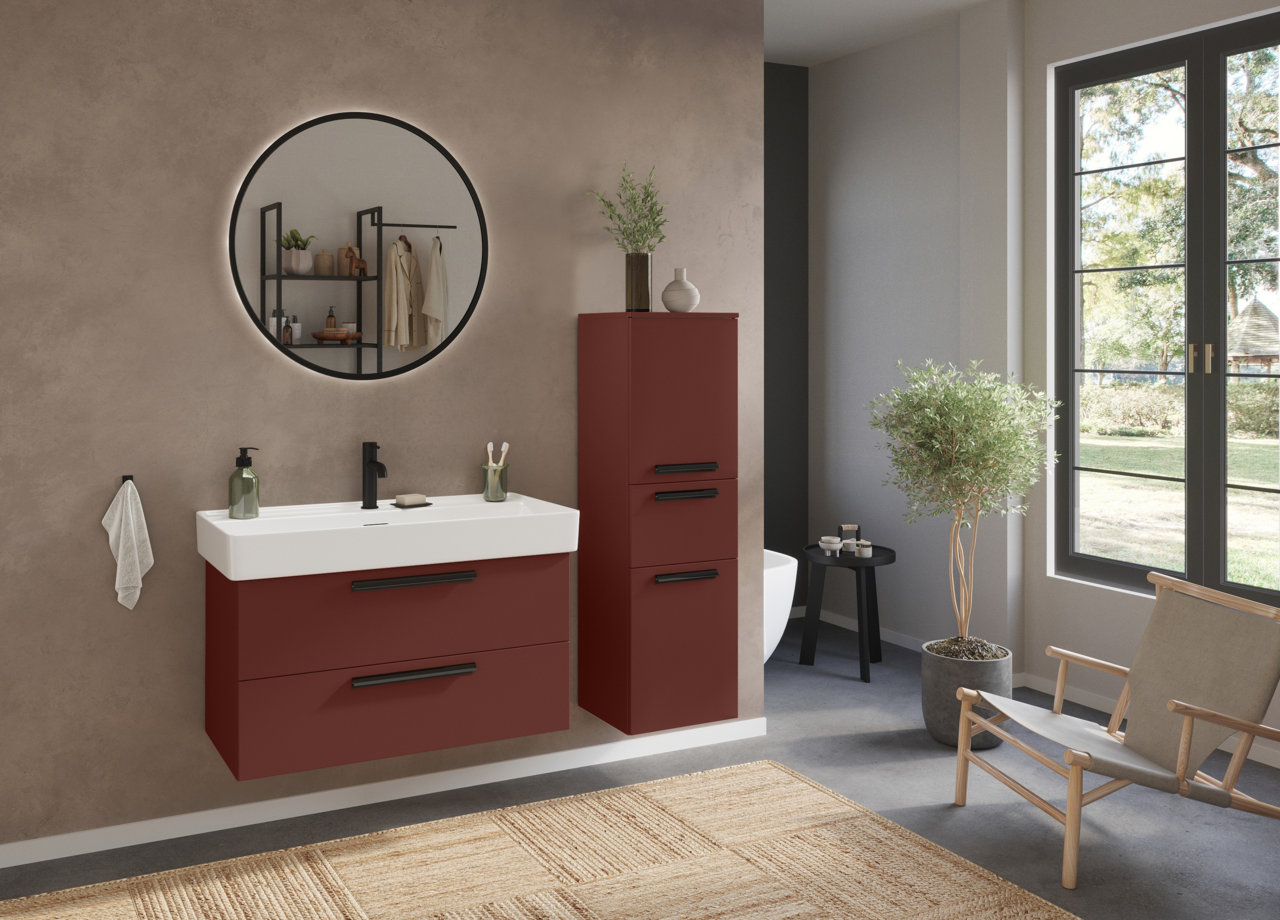 Moderner Midischrank in einem stilvollen Badezimmer, seitliche Perspektive