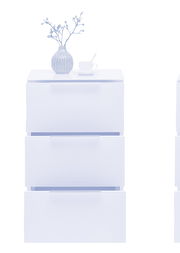 Weiße Nachtkonsole mit drei Schubladen, darauf eine grüne Vase mit Zweigen und eine weiße Tasse mit Löffel, frontale Ansicht.