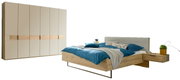 Slaapkamerset met een modern bed en een grote kledingkast, zijaanzicht