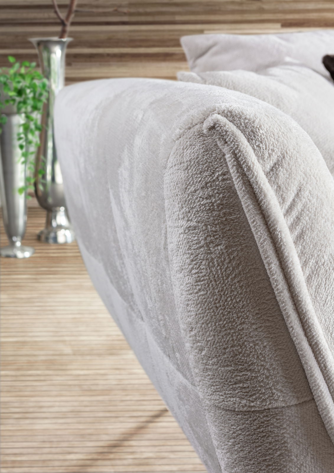 Nahaufnahme eines beigen Megasofas mit weicher Textur, seitliche Perspektive