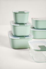 Stapel von mintgrünen Frischhaltedosen mit Easyclip-Verschluss, seitliche Perspektive