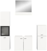 Badezimmermöbel-Set bestehend aus einem großen Spiegel, einem hohen Schrank mit Glastür, einem Waschbeckenunterschrank und einem weiteren Schrank, frontal betrachtet.