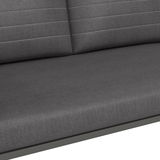 Nahaufnahme einer grauen, zweisitzigen Sitzbank mit gepolstertem Stoffbezug und horizontalen Nähten auf der Rückenlehne.