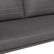 Nahaufnahme einer grauen, zweisitzigen Sitzbank mit gepolstertem Stoffbezug und horizontalen Nähten auf der Rückenlehne.