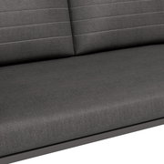 Nahaufnahme einer grauen, zweisitzigen Sitzbank mit gepolstertem Stoffbezug und horizontalen Nähten auf der Rückenlehne.