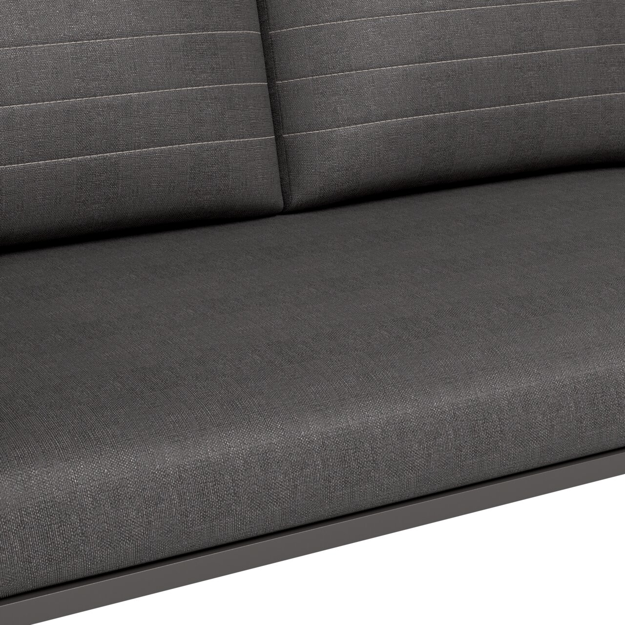 Nahaufnahme einer grauen, zweisitzigen Sitzbank mit gepolstertem Stoffbezug und horizontalen Nähten auf der Rückenlehne.