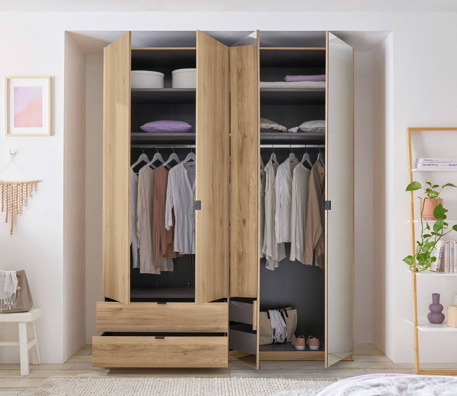 Offener Kleiderschrank mit vier Türen in Holzoptik, gefüllt mit Kleidung und Accessoires, aus der Vorderansicht fotografiert.