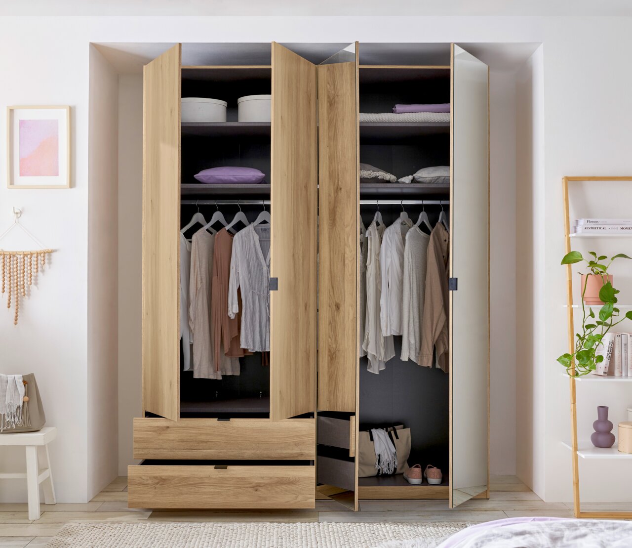 Offener Kleiderschrank mit vier Türen in Holzoptik, gefüllt mit Kleidung und Accessoires, aus der Vorderansicht fotografiert.