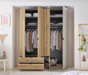 Offener Kleiderschrank mit vier Türen in Holzoptik, gefüllt mit Kleidung und Accessoires, aus der Vorderansicht fotografiert.