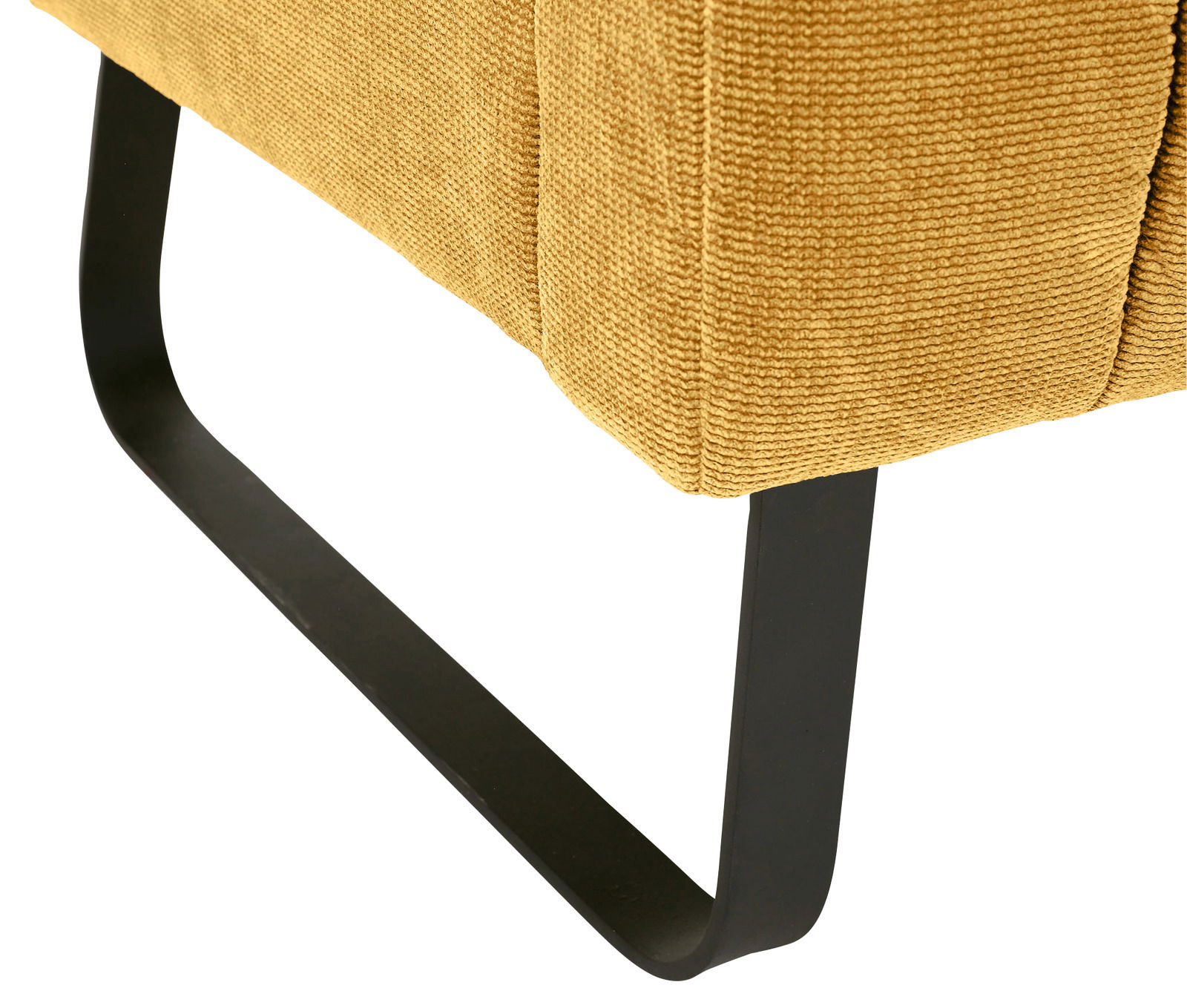 Nahaufnahme einer gelben 2er-Sitzbank mit schwarzem Metallfuß, seitliche Perspektive