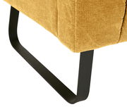 Nahaufnahme einer gelben 2er-Sitzbank mit schwarzem Metallfuß, seitliche Perspektive