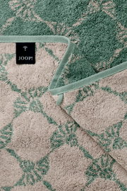 Gästetuch mit grünem und beigem Muster, Nahaufnahme der Vorderseite mit sichtbarem Joop-Label.