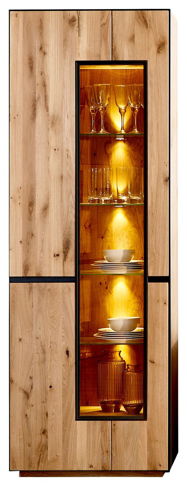Linea Natura Vitrine mit Beleuchtung KELIO Vitrine mit Beleuchtung aus Holz, frontal fotografiert, mit Glastüren und beleuchteten Regalen, die Gläser und Geschirr präsentieren.